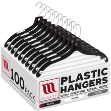 Perchas Mainetti 5400 de 17" de plástico negro para camisas y vestidos, con gancho metálico giratorio de 360 ​​grados y muescas para correas.