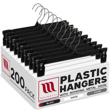 Perchas Mainetti 6012 de plástico negro de 12" para pantalones, faldas y pantalones holgados, con gancho metálico giratorio y pinzas antideslizantes de plástico resistente.