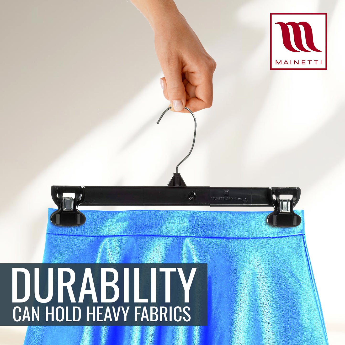 Perchas Mainetti 6212 de plástico negro de 12" para pantalones, faldas y pantalones holgados, con gancho metálico giratorio y pinzas de plástico antideslizantes, acolchadas y resistentes.