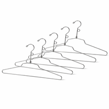 Cintre pour chemisier et robe en acier de 18 po avec crochet à boucle