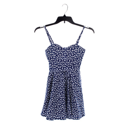 Cintres noirs en plastique de 19 po pour chemises, hauts et robes avec crochet métallique et encoches (Mainetti 479)