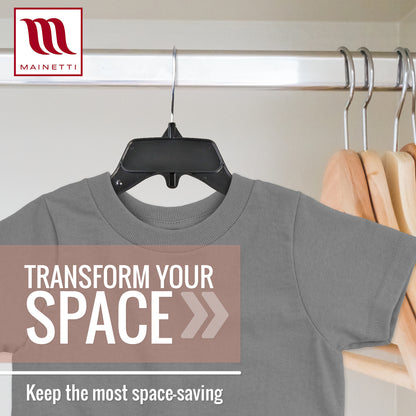 Perchas Mainetti 485 de plástico negro de 15" para camisas y vestidos, con gancho metálico giratorio y muescas para correas.