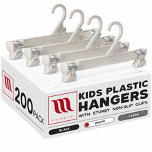 Perchas Mainetti 6112 de 12" de plástico blanco para pantalones, faldas y pantalones holgados, con clips antideslizantes de plástico resistente.