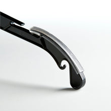 Fixation flexible et antidérapante en vinyle transparent.